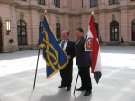 Zastava HGZD-a premijerno predstavljena na 22 ICV FlagBerlin 2007. Graham Bartram drži zastavu FIAV-a i Željko Heimer zastavu HGZD-a tijekom svečane ceremonije otvaranja Kongresa.