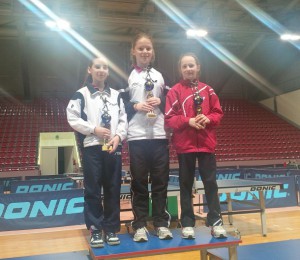 Zara Ilić prva s desna