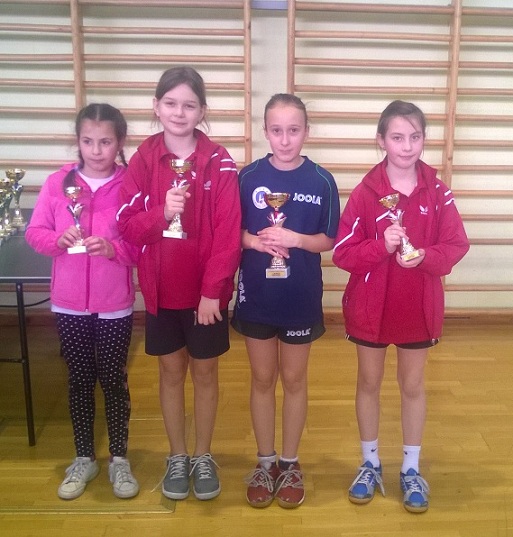 Nela P. druga s lijeva, Ana Z. prva s desna