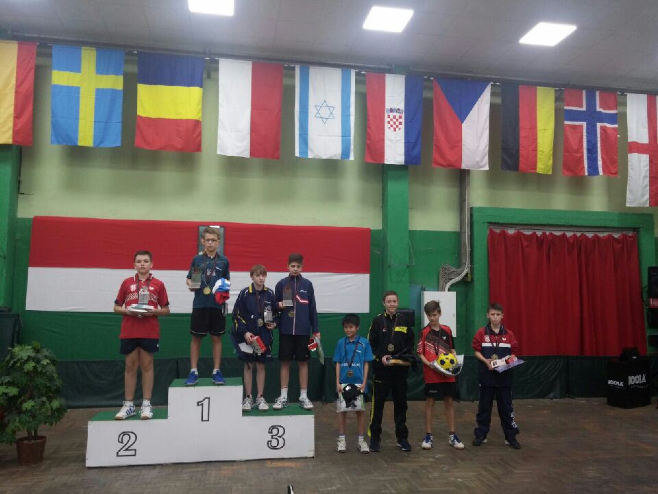 Petar Znika prvi s desna